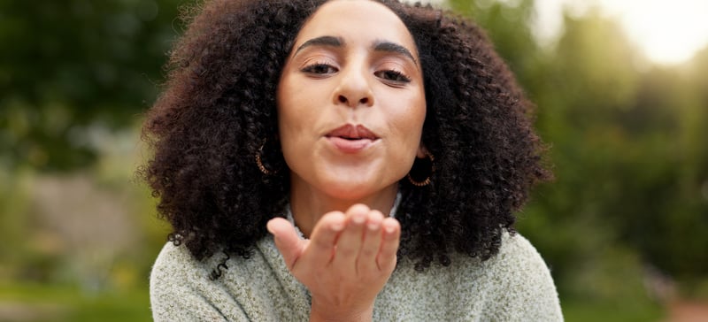 afro girl sends a kiss